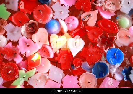 Variopinte candele di preghiera fluttuanti assortite Foto Stock