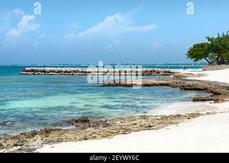 La costa rocciosa e sabbiosa sull'isola di Grand Cayman Seven Mile Beach (Isole Cayman). Foto Stock