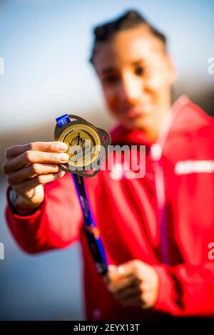 Il belga Nafissatou Nafi Thiam mostra la sua medaglia d'oro durante un Foto dopo l'evento pentathlon femminile di ieri all'Atletica europea Amplificatore interno Foto Stock