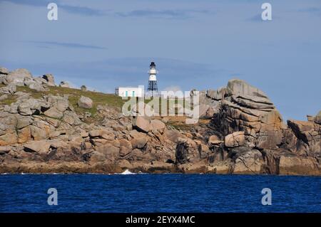 Peninnis Head on St Mary's , Isles of Scilly, Cornwall,UK.Foto tratta dal traghetto Scillonion III in mare che mostra la luce, prima illuminata in1911, e il Foto Stock