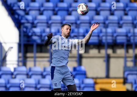 Birkenhead, Regno Unito. 06 marzo 2021. Peter Clarke di Tranmere Rovers testa la palla. EFL Skybet Football League Two match, Tranmere Rovers contro Crawley Town a Prenton Park, Birkenhead, Wirral sabato 6 marzo 2021. Questa immagine può essere utilizzata solo per scopi editoriali. Solo per uso editoriale, è richiesta una licenza per uso commerciale. Nessun uso in scommesse, giochi o un singolo club/campionato/giocatore publications.pic di Chris Stading/Andrew Orchard sports photography/Alamy Live News Credit: Andrew Orchard sports photography/Alamy Live News Foto Stock