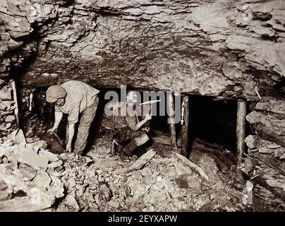 Una vecchia fotografia (circa 1940's) che mostra i minatori alla faccia del carbone usando i pickers, le pale, i pit props e le lampade dei minatori Foto Stock