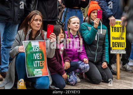 Cork, Irlanda. 6 marzo 2021. Circa 700 persone hanno partecipato a un rally anti-blocco tenutosi oggi nel centro di Cork. Gardai è stato preparato per qualsiasi problema con gli ufficiali nel centro della città dalle 10.30. Credit: AG News/Alamy Live News Foto Stock