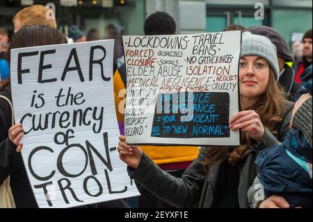 Cork, Irlanda. 6 marzo 2021. Circa 700 persone hanno partecipato a un rally anti-blocco tenutosi oggi nel centro di Cork. Gardai è stato preparato per qualsiasi problema con gli ufficiali nel centro della città dalle 10.30. Credit: AG News/Alamy Live News Foto Stock