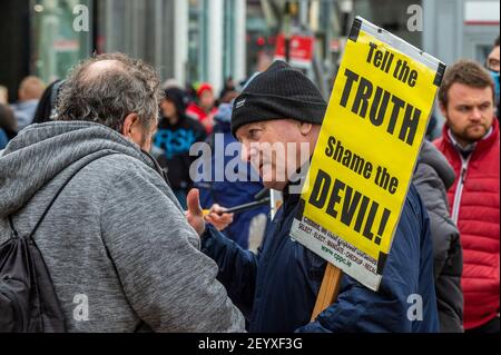 Cork, Irlanda. 6 marzo 2021. Circa 700 persone hanno partecipato a un rally anti-blocco tenutosi oggi nel centro di Cork. Gardai è stato preparato per qualsiasi problema con gli ufficiali nel centro della città dalle 10.30. Credit: AG News/Alamy Live News Foto Stock