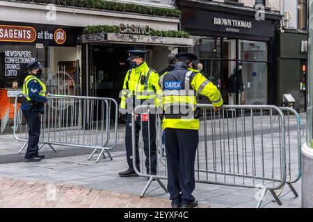 Cork, Irlanda. 6 marzo 2021. Circa 700 persone hanno partecipato a un rally anti-blocco tenutosi oggi nel centro di Cork. Gardai è stato preparato per qualsiasi problema con gli ufficiali nel centro della città dalle 10.30. Credit: AG News/Alamy Live News Foto Stock