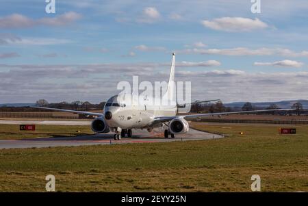 RAF Poseidon aeromobili di pattuglia marittima che tassano alla base aerea di Lossiemouth In Scozia Foto Stock