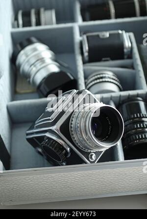 MOTALA, SVEZIA - 2 MARZO 2021: Una vecchia macchina fotografica con, tra le altre cose, una Hasselblad 1000F con obiettivi associati. Foto Gippe Gustafsson Foto Stock