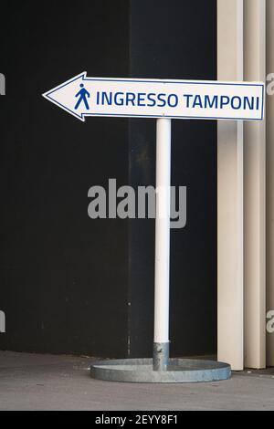 Il cartello indica l'ingresso a un test PCR COVID-19 Centro in Italia Foto Stock