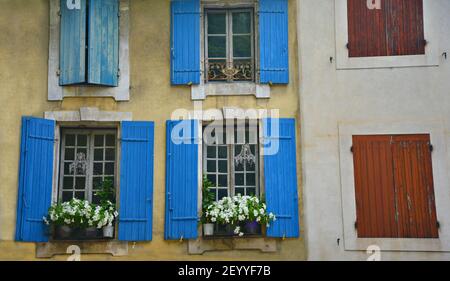 Facciata antica in stile Provençal nel centro storico di Saint-Rémy-de-Provence, Bocche del Rhône Provenza-Alpi-Côte Costa Azzurra, Francia. Foto Stock