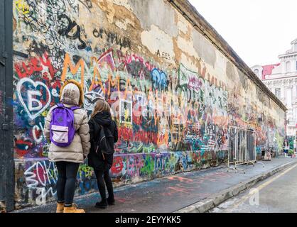 Mosca, Russia - Febbraio 21.2016. I fan hanno un muro dedicato alla memoria del cantante di culto Viktor Tsoi Foto Stock