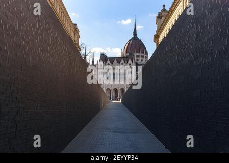 Guardando l'edificio del parlamento ungherese dal Monumento dell'unità Nazionale che ricorda il Trattato di Trianon a Budapest, Ungheria Foto Stock