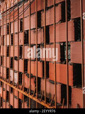 Un colpo verticale di barre metalliche e mattoni, rinforzo di costruzione Foto Stock