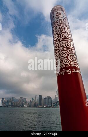 Kowloon, Hong Kong, Cina - 13 maggio 2010: Primo piano della colonna di Maroon che celebra i Giochi Olimpici di Pechino 2008 sotto il paesaggio blu della nuvolosità con una sezione di Hong Foto Stock