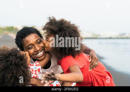 Buona famiglia africana che si diverte in spiaggia durante l'estate Vacanze - Afro persone che godono giorni di vacanza - genitori amore e concetto di stile di vita di viaggio
