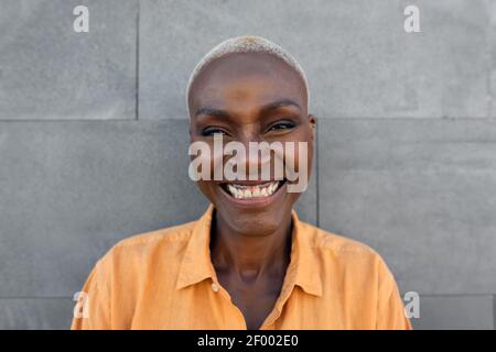 Felice ritratto di donna afro - donna anziana africana che si diverte sorridente davanti alla fotocamera Foto Stock