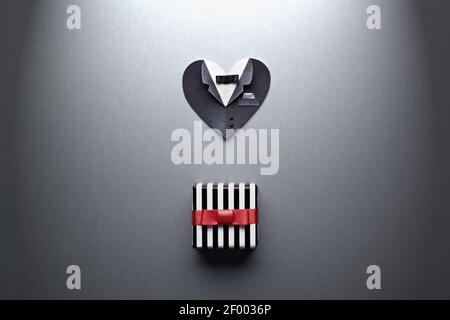 Forma simbolica del cuore maschile con scatola regalo Foto Stock