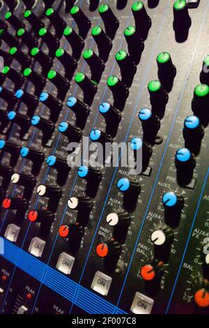 Pannello di controllo per mixer audio e audio professionale con pulsanti. Profondità dof Foto Stock