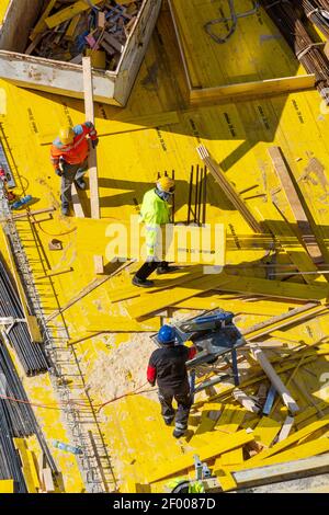 Wien, Vienna: Sega circolare in cantiere per la costruzione di casseforme, operaio a Vienna, Austria Foto Stock