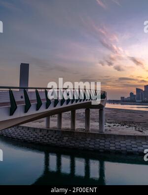 MANAMA, BAHRAIN - 19 dicembre 2020: Una vista del cielo drammatico del mattino e del ponte nella baia del Bahrain Foto Stock