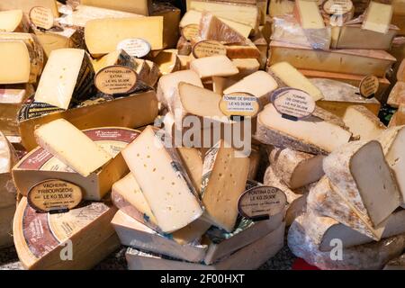 selezione di diversi formaggi francesi sul banco di a. piccolo negozio Foto Stock