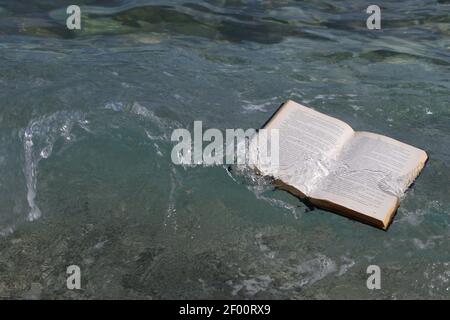 libro drifting sull'acqua Foto Stock