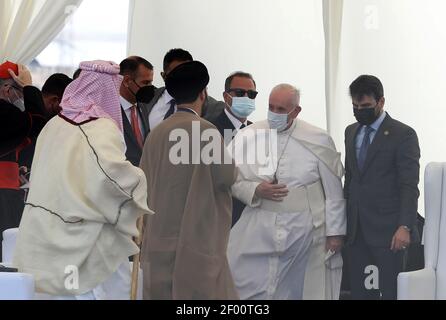 Nassiriya, Iraq. 06 marzo 2021. Papa Francesco, 2ndr, partecipa ad un incontro interreligioso alle rovine di Ur, una delle più antiche civiltà del mondo e tradizionalmente ritenuta il luogo di nascita di Abramo, vicino a Nassiriyah, Iraq, sabato 6 marzo, 2021. Foto di Murtaja Lateef/ Credit: UPI/Alamy Live News Foto Stock