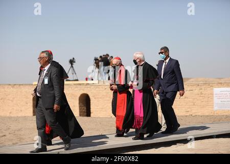 Nassiriya, Iraq. 06 marzo 2021. Papa Francesco, a sinistra, partecipa ad un incontro interreligioso alle rovine di Ur, una delle più antiche civiltà del mondo e tradizionalmente ritenuta il luogo di nascita di Abramo, vicino a Nassiriya, Iraq, sabato 6 marzo, 2021. Foto di Murtaja Lateef/ Credit: UPI/Alamy Live News Foto Stock