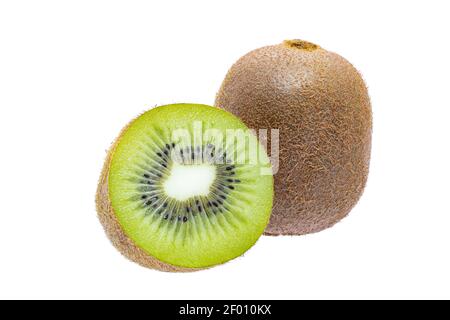 Il kiwi intero maturo e mezzo kiwi isolato sopra sfondo bianco Foto Stock