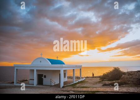 Agioi Anargyroi chiesa a Capo Greco alba Mar Mediterraneo costa Cipro. Foto Stock