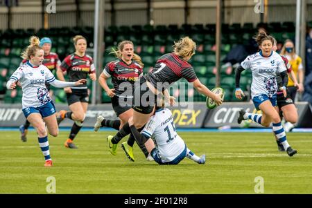 Londra, Regno Unito. 06 marzo 2021. Marlie Packer of Saracens Women passa la palla mentre viene affrontata durante la partita Women Allianz Premier 15s tra Saracens Women e Bristol Bears Women allo Stonex Stadium di Londra, Inghilterra, il 6 marzo 2021. Foto di Phil Hutchinson. Solo per uso editoriale, è richiesta una licenza per uso commerciale. Nessun utilizzo nelle scommesse, nei giochi o nelle pubblicazioni di un singolo club/campionato/giocatore. Credit: UK Sports Pics Ltd/Alamy Live News Foto Stock