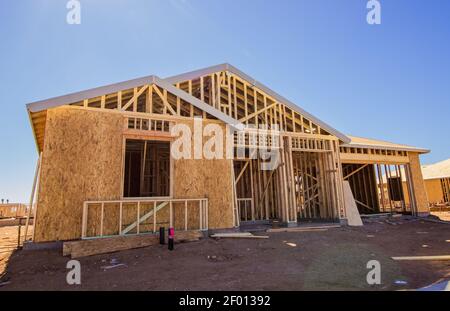Nuova casa in costruzione durante la cornice e il legno compensato Foto Stock