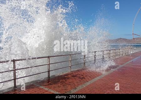 Fontane d'acqua sul lungomare di Las Canteras Beach, Las Palmas, Gran Canaria, Spagna Foto Stock