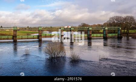 Glenlochar Barrage sul fiume Dee a Loch Ken, schema elettrico Galloway Hydro, Dumfries e Galloway, Scozia Foto Stock