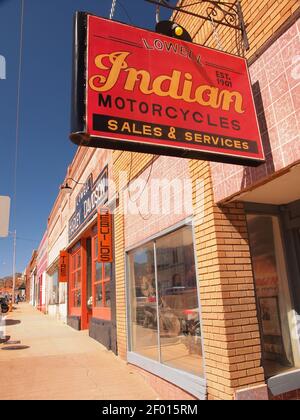 Centro storico di Lowell, Arizona con auto d'epoca e l'edificio relativo all'automobile. Lowell è stato incorporato in Bisbee, Arizona. Foto Stock