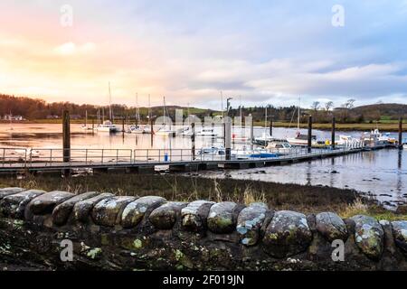 Tramonto sul molo e sul porto di Kirkcudbright in inverno, Dumfries e Galloway, Scozia Foto Stock