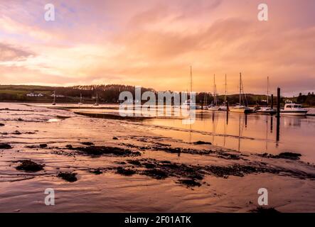 Tramonto d'oro sull'estuario del fiume Dee e sulla marina di Kirkcudbright, Dumfries e Galloway, Scozia Foto Stock