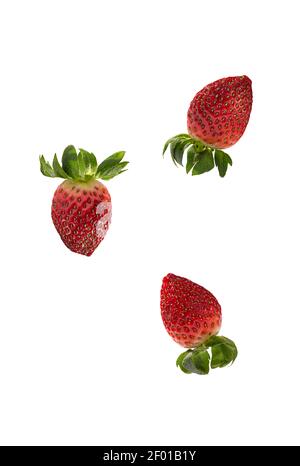 Tre fragole rosse fresche e fresche, isolate su sfondo bianco. Orientamento verticale. Spazio di copia. Foto Stock