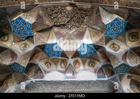 Dettaglio di ricchi ornamenti e modelli in stile islamico. Bazar cancello dettaglio nella città di Kerman, Iran. Foto Stock