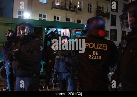 Berlino, Germania. 06 marzo 2021. Gli agenti di polizia sono in servizio a Rigaer Straße e prendono un uomo in custodia. Numerose carenze nella protezione antincendio sono state documentate nell'edificio anni fa. Dopo lunghi contenziosi, il proprietario aveva annunciato che un rappresentante e un esperto avrebbero ispezionato tutte le camere, compresi i quasi 30 appartamenti, il 11 e 12 marzo. Poiché i residenti rifiutano l'accesso, questo sarebbe probabilmente possibile solo con una grande operazione di polizia. Credit: Christophe Gateau/dpa/Alamy Live News Foto Stock