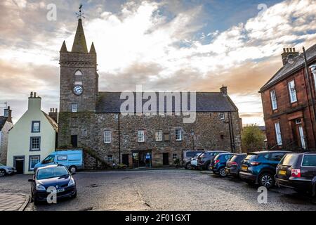 Kirkcudbright, Scozia - 15 dicembre 2020: Kirkcudbright Tollbooth sulla vecchia High Street nel pomeriggio degli inverni, Dumfries e Galloway, Scozia Foto Stock