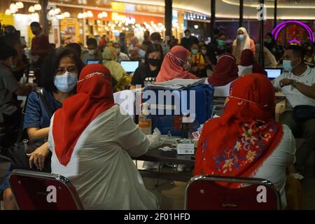 Makassar, Indonesia. 06 marzo 2021. Centinaia di dipendenti del Trans Studio Mall Makassar hanno ricevuto un'iniezione di massa di vaccinazione Covid-19. Le attività di vaccinazione sono destinate a prevenire e sopprimere la diffusione del virus corona ai lavoratori nei centri commerciali. (Foto di Herwin Bahar/Pacific Press) Credit: Pacific Press Media Production Corp./Alamy Live News Foto Stock