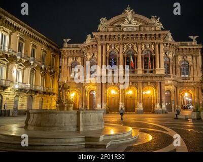 Piazza Teatro massimo Bellini di notte Foto Stock