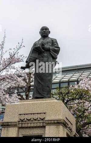 Tokyo, Giappone. Statua di Oishi Kuranosuke a Sengaku-ji, un tempio buddista di Soto Zen. Ultimo luogo di riposo di Asano Naganori e del suo 47 ronin Foto Stock