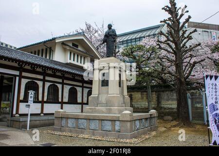 Tokyo, Giappone. Statua di Oishi Kuranosuke a Sengaku-ji, un tempio buddista di Soto Zen. Ultimo luogo di riposo di Asano Naganori e del suo 47 ronin Foto Stock