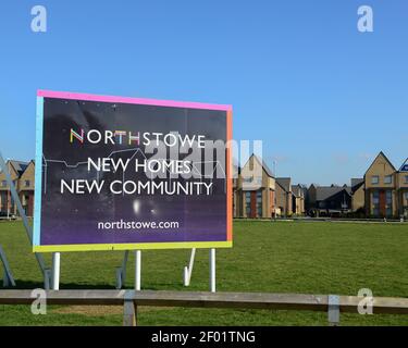 Cambridge, uk, Northstowe, 27-02-2021. Grande cartello all'ingresso di Northstowe per la città nuova in costruzione su ridondante MOD Airfield a Cambridge Foto Stock