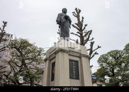 Tokyo, Giappone. Statua di Oishi Kuranosuke a Sengaku-ji, un tempio buddista di Soto Zen. Ultimo luogo di riposo di Asano Naganori e del suo 47 ronin Foto Stock