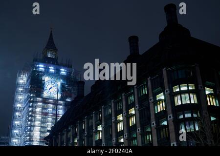 L'impalcatura circonda la Elizabeth Tower, comunemente conosciuta come Big ben, vicino alla Portcullis House di Westminster, Londra, Londra. Data immagine: Venerdì 5 marzo 2021. Foto Stock