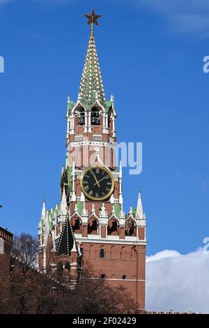 Il Cremlino di Mosca. Spasskaya torre con un orologio. Foto Stock