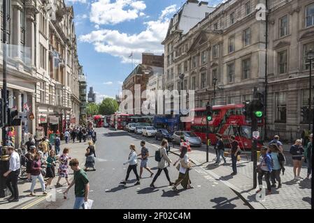 LONDRA, REGNO UNITO - 20 luglio 2018: I turisti che camminano per le strade di Londra in estate Foto Stock